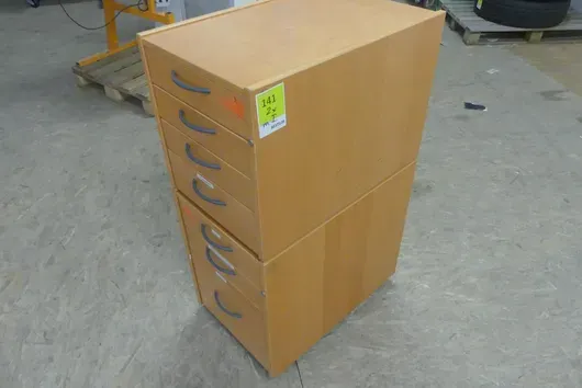 2x Schubladencontainer mit Inhalt (Pneumatik-Fittinge, Schläuche, Laborkleinteile)