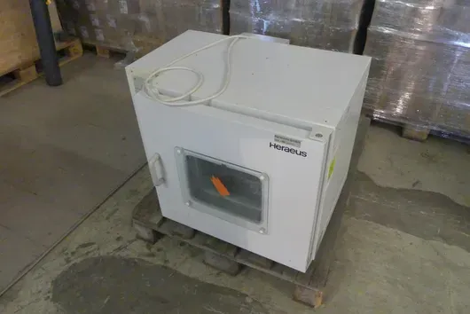 Heraeus - heating cabinet with viewing window