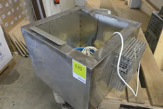 Stainless steel basin with circulation propeller and drive in protective grille (with contents: cables, hoses, small parts)