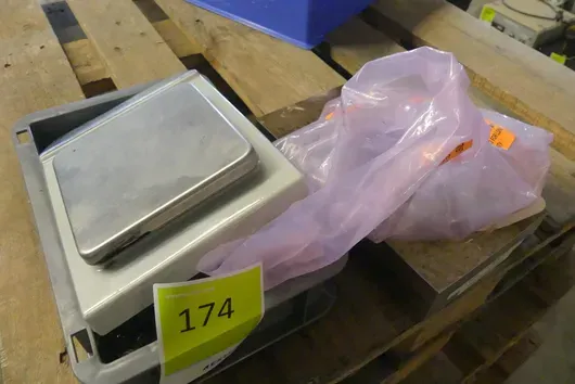 Kern - Waage mit Edelstahlwanne und Kunststoffkleinteilen