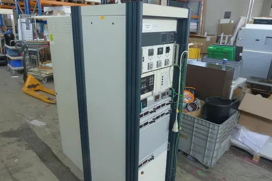 Armoire de commande pour installation de transfert sous vide