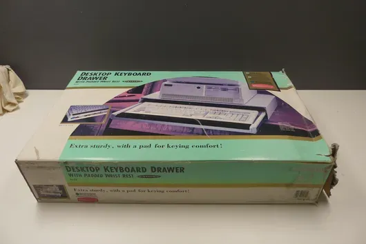 MicroComputer Accessories - Zásuvka na klávesnici s polstrovanou opěrkou zápěstí