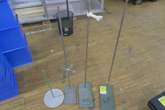 4x laboratoriumstatief, deels met klemmen