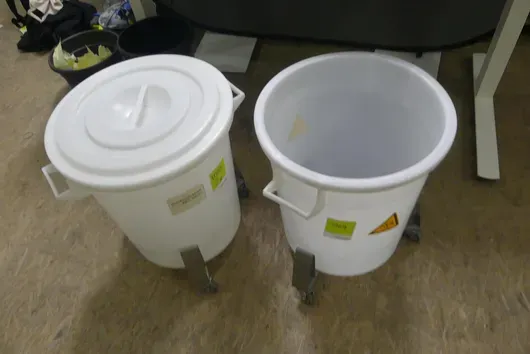 2x Kunststofftonne, fahrbar, teils mit Deckel