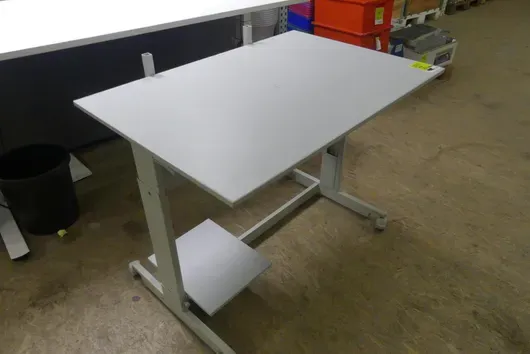 Table de travail mobile, réglable en hauteur manuellement, avec rangement