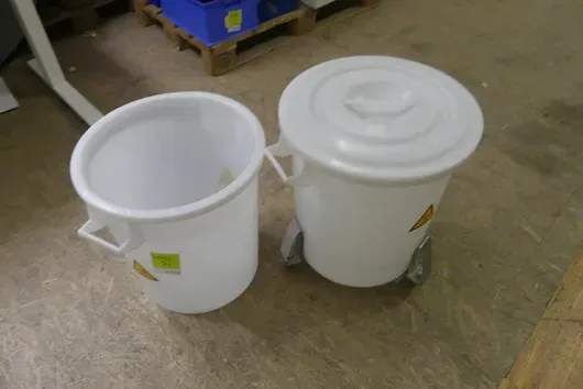 2 plastic bins, partly mobile, partly with lid
