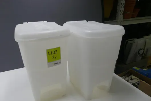 2x poubelles à pédale, plastique