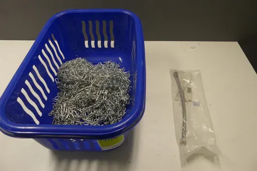 Material-Sortiment (verzinkte Kette, Edelstahl-Flexschlauch)