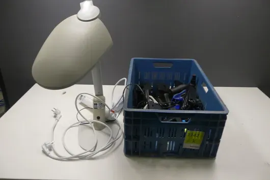 Assortiment d'articles de bureau (lampe de bureau Unilux, perforateur, agrafeuse, pot à stylos)