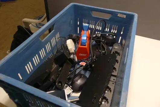 Lot d'articles de bureau (dévidoirs tesa, multiprise, blocs d'alimentation, câbles)