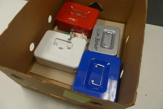 Partij geldcassettes met sleutels