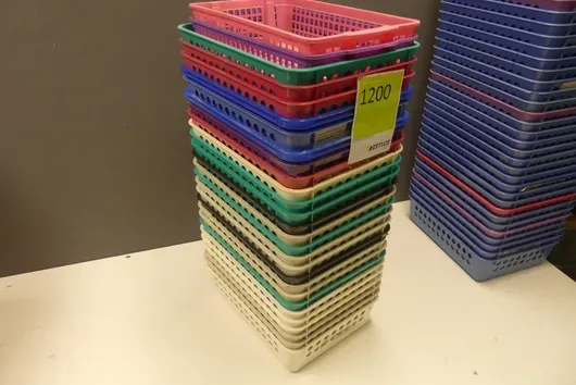 Partij kunststof opbergmanden, diverse kleuren