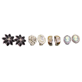 LOT DE BIJOUX AVEC CLIPS D'OREILLES, CAMÉES ET MOTIFS FLORAUX.