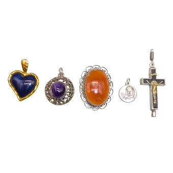 LOT DE 5 BIJOUX AVEC CRUCIFIX, BROCHE CABOCHON, MÉDAILLE ET DEUX PENDENTIFS.