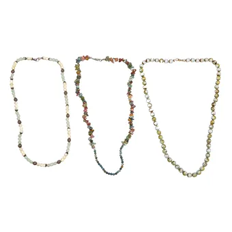 LOT DE TROIS COLLIERS AVEC ÉLÉMENTS EN ÉCLATS ET PERLES.