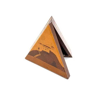Boîte en bois triangulaire avec marqueterie.