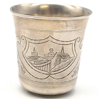 Antieke Russische 875 zilveren/84 zolotniki beker met uitbundig drijfwerk en meerdere stadsgezichten van Moskou, Moskou circa 1870