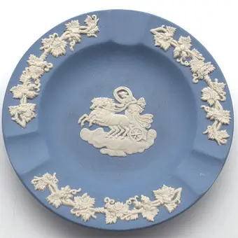 WEDGWOOD. JASPERWARE KERAMIEKEN SCHAAL BLAUW MET RELIËFDECOR.