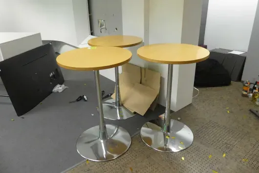 3 tables hautes