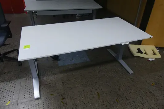1x bureau à hauteur réglable électrique