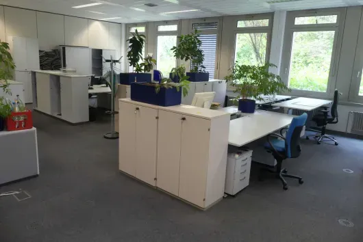 Arbeitsplatzset mit 14x elektrisch höhenverstellbarem Schreibtisch