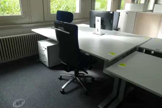 Arbeitsplatzset mit 1x elektrisch höhenverstellbarem Schreibtisch