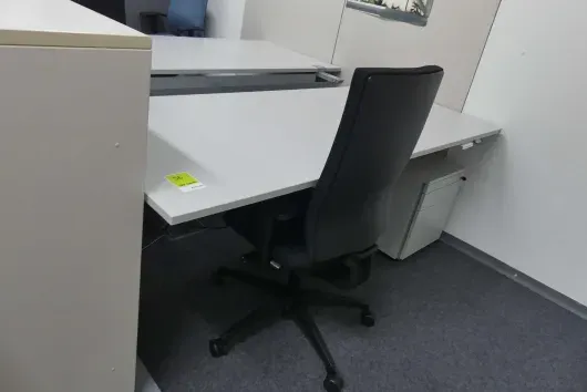 Arbeitsplatzset mit 1x elektrisch höhenverstellbarem Schreibtisch