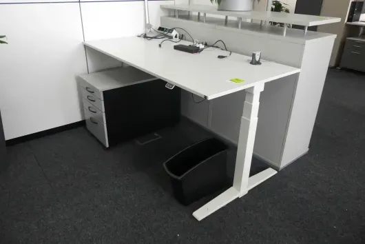 1x bureau à hauteur réglable électrique