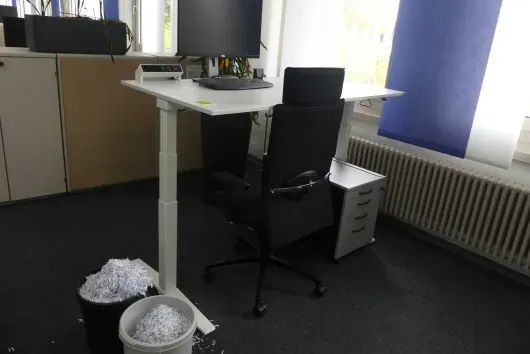 Ensemble de poste de travail avec 1 bureau à hauteur réglable électrique