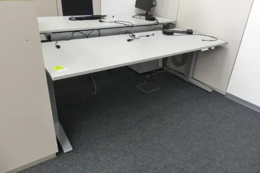 1 bureau à hauteur réglable électrique