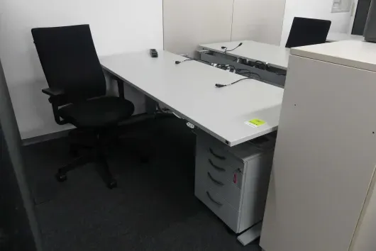 Arbeitsplatzset mit 1x elektrisch höhenverstellbarem Schreibtisch