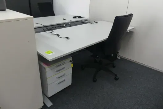 Ensemble de poste de travail avec 1 bureau à hauteur réglable électrique