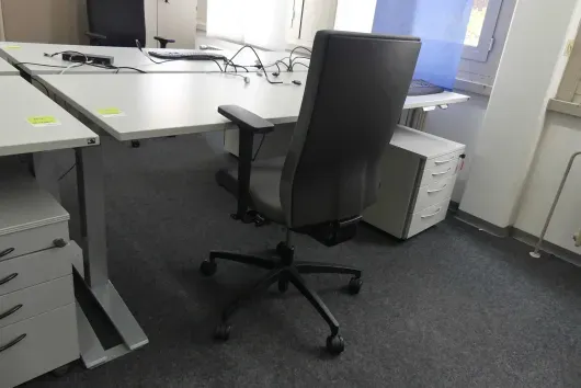 Arbeitsplatzset mit 1x elektrisch höhenverstellbarem Schreibtisch
