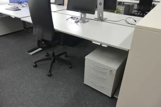 Ensemble de poste de travail avec 1x bureau à hauteur réglable électrique
