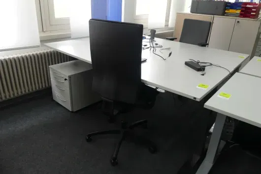 Arbeitsplatzset mit 1x elektrisch höhenverstellbarem Schreibtisch