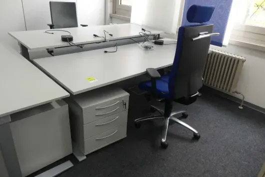 Ensemble de poste de travail avec 1 bureau à hauteur réglable électrique