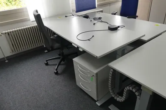 Ensemble de poste de travail avec 1 bureau à hauteur réglable électrique