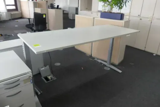 1x bureau à hauteur réglable électrique