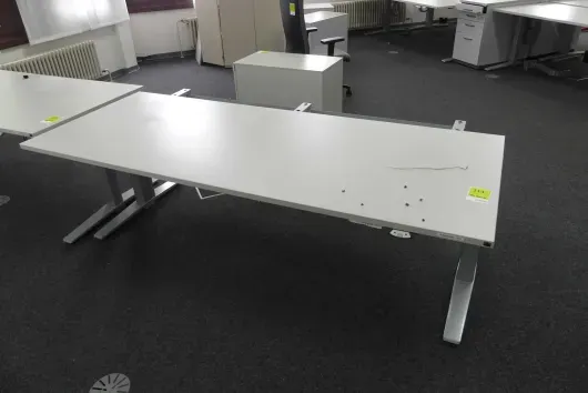 1x bureau à hauteur réglable électrique
