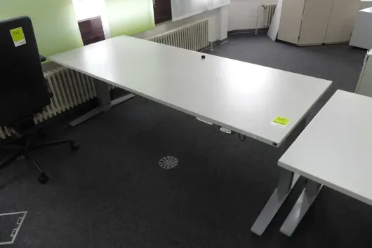 1x bureau à hauteur réglable électrique