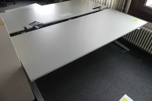 1x Bureau à hauteur réglable électrique