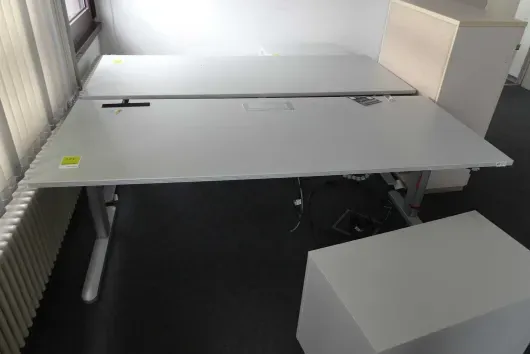 1x bureau à hauteur réglable électrique