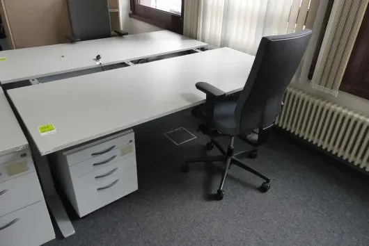 Ensemble de poste de travail avec 1x bureau à hauteur réglable électrique