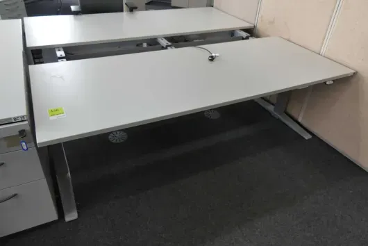 1x Bureau à hauteur réglable électrique