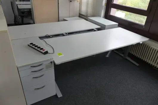 2x elektricky výškově nastavitelné stoly se 2x kontejnery