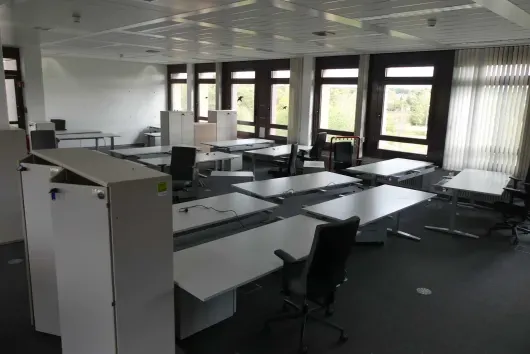 Arbeitsplatzset mit 16x elektrisch höhenverstellbarem Schreibtisch