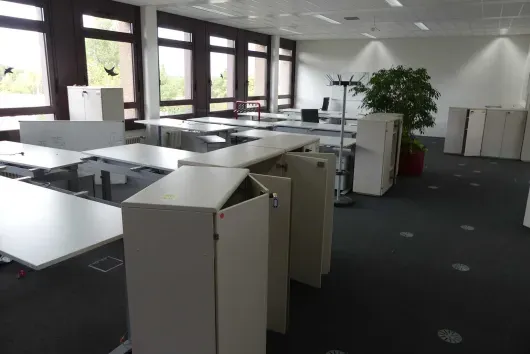 Arbeitsplatzset mit 24x elektrisch höhenverstellbarem Schreibtisch