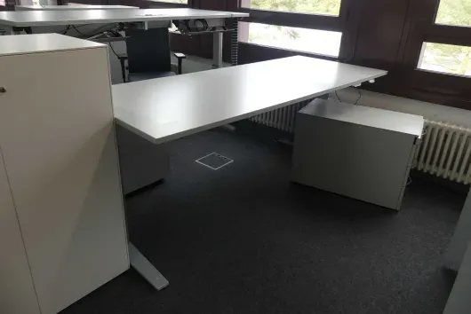 1x bureau à hauteur réglable électrique