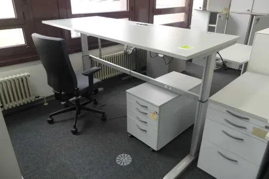 Arbeitsplatzset mit 1x elektrisch höhenverstellbarem Schreibtisch