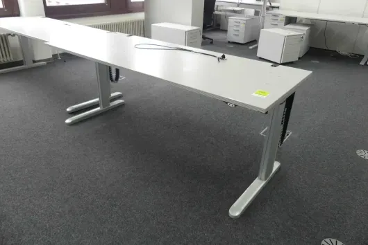 1x bureau à hauteur réglable électrique